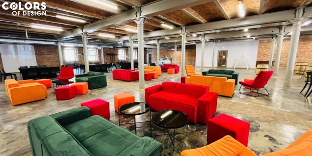Bunte Möbel in den Industrieräumen der Stadtbrauerei in Tychy