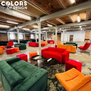 Bunte Möbel in den Industrieräumen der Stadtbrauerei in Tychy